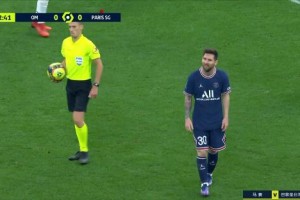 [追赶梅西] 一球迷闯入球场追赶防守梅西 巴黎反击良机被迫终止